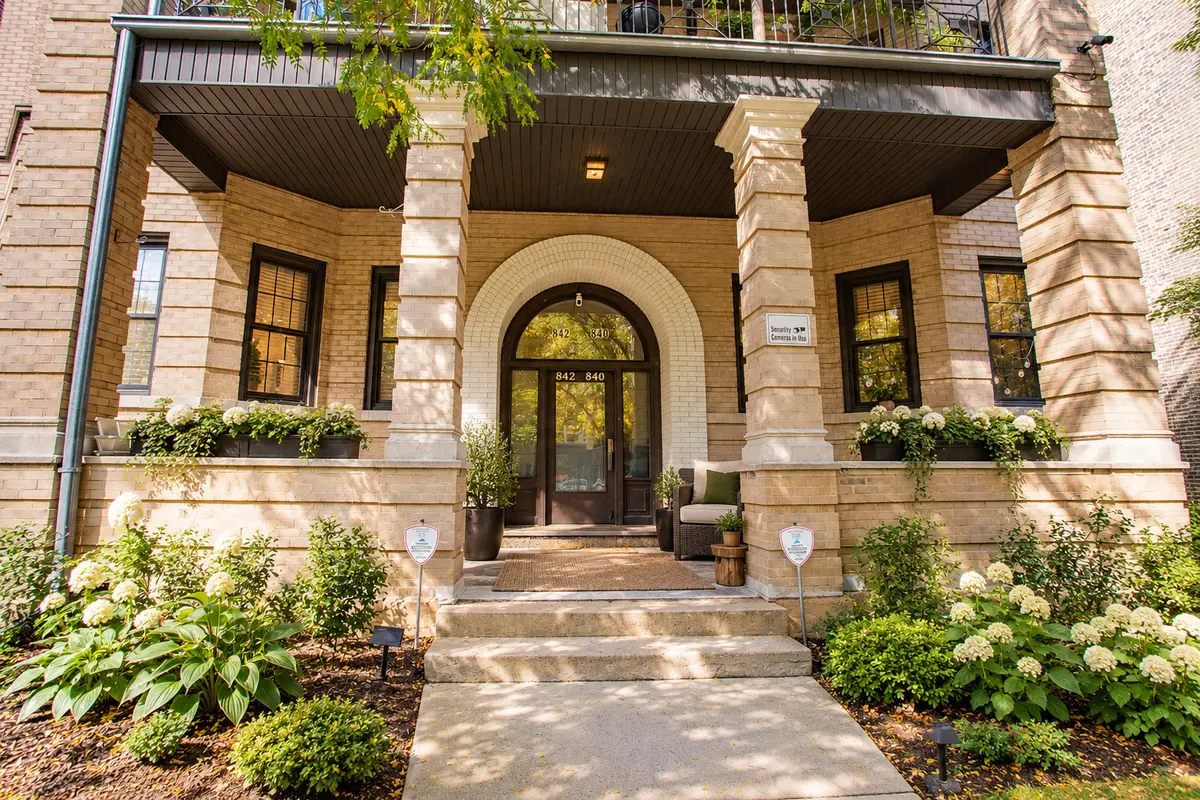 842 W Belle Plaine AVE #GW, Chicago, IL 60613