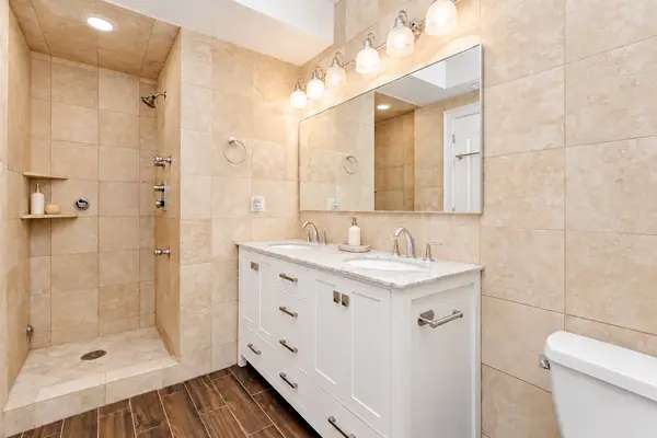 842 W Belle Plaine AVE #GW, Chicago, IL 60613