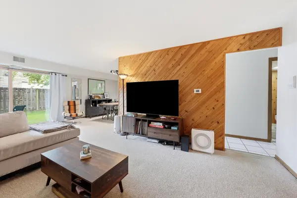 821 Oakton ST #104, Elk Grove Village, IL 60007