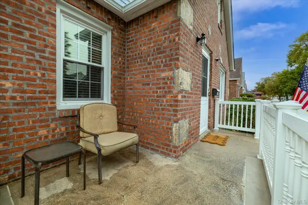 82-46 256th ST, Floral Park, NY 11004