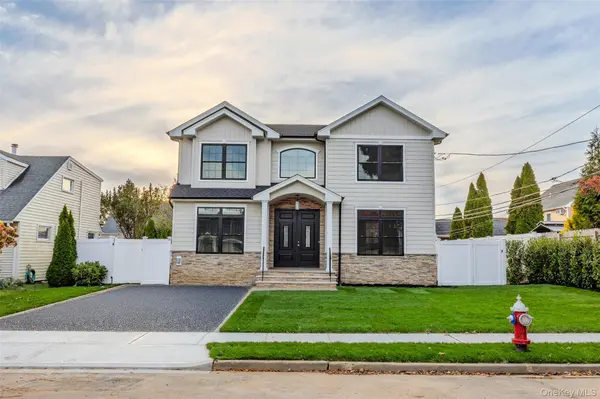30 Briggs ST, Hicksville, NY 11801