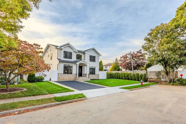 30 Briggs ST, Hicksville, NY 11801