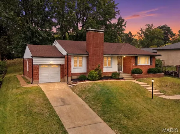11 Pinewood DR, St Louis, MO 63123