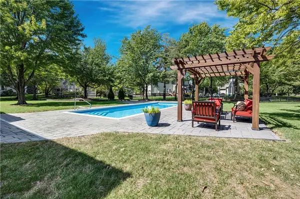 9410 141st ST, Overland Park, KS 66221