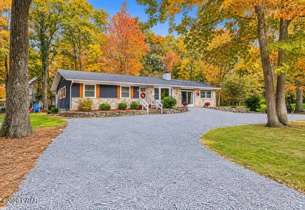 800 Kinglet CT, Hawley, PA 18428