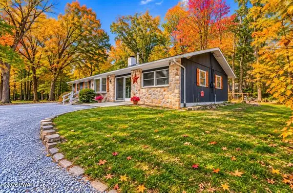800 Kinglet CT, Hawley, PA 18428