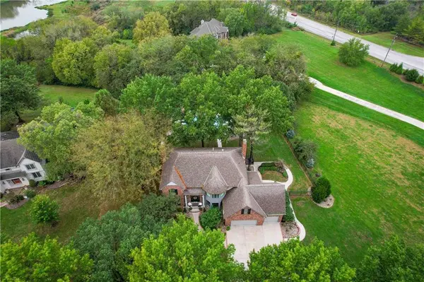 9510 SE Keystone DR, Lee's Summit, MO 64086
