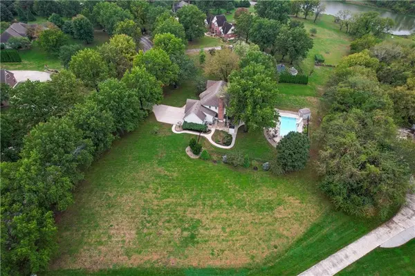 9510 SE Keystone DR, Lee's Summit, MO 64086