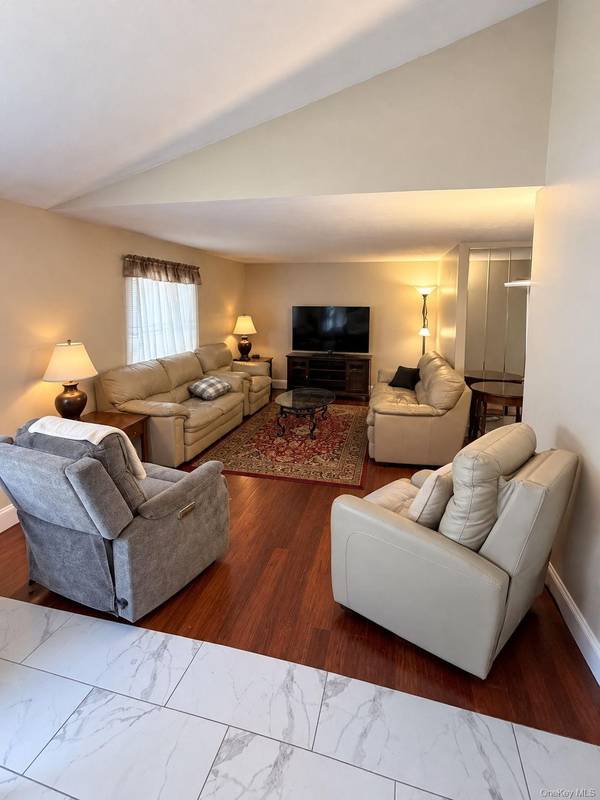 1077 Sipp AVE, Medford, NY 11763