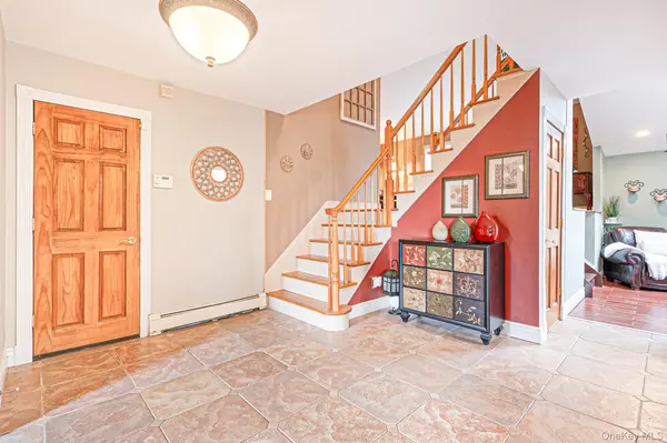 17 Hill LN, Smithtown, NY 11787