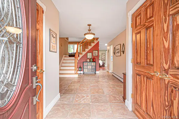 17 Hill LN, Smithtown, NY 11787