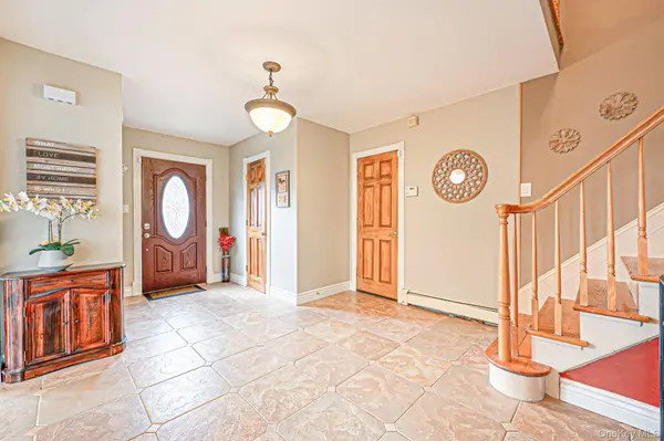 17 Hill LN, Smithtown, NY 11787