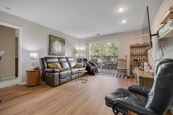805 Leicester RD #106, Elk Grove Village, IL 60007