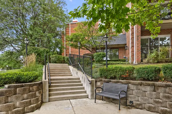 805 Leicester RD #106, Elk Grove Village, IL 60007