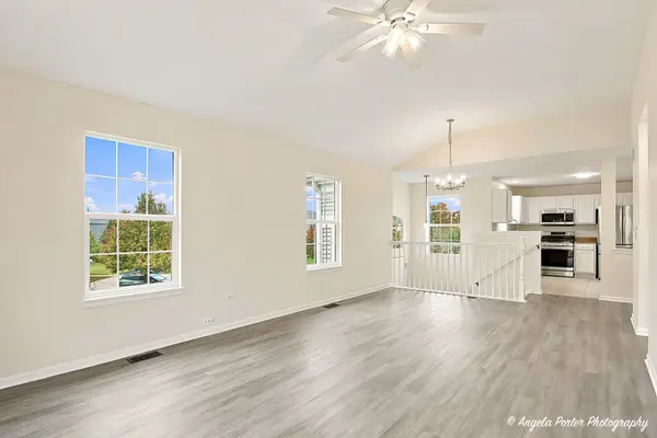 613 Legend LN #20-4, Mchenry, IL 60050