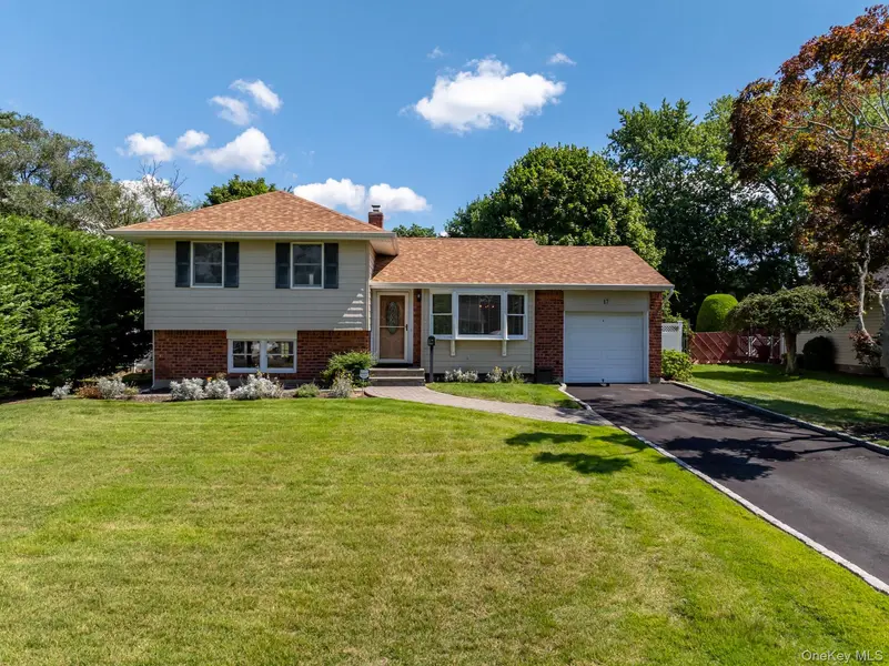 17 Keswick DR, East Islip, NY 11730