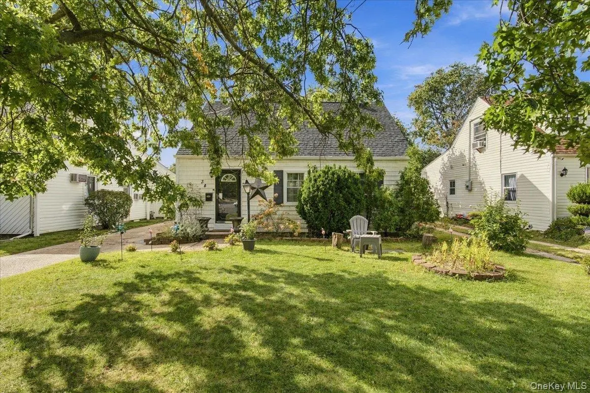 34 Horton RD, Valley Stream, NY 11581