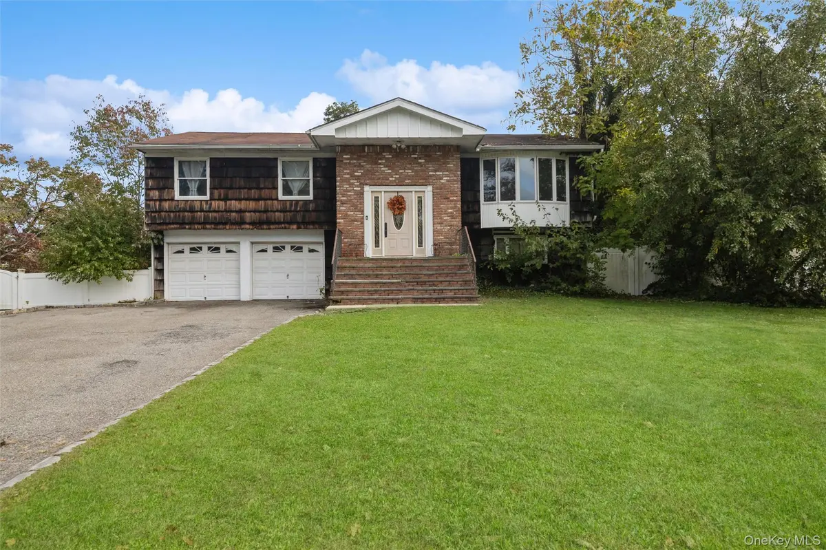 35 Peppermint RD, Commack, NY 11725