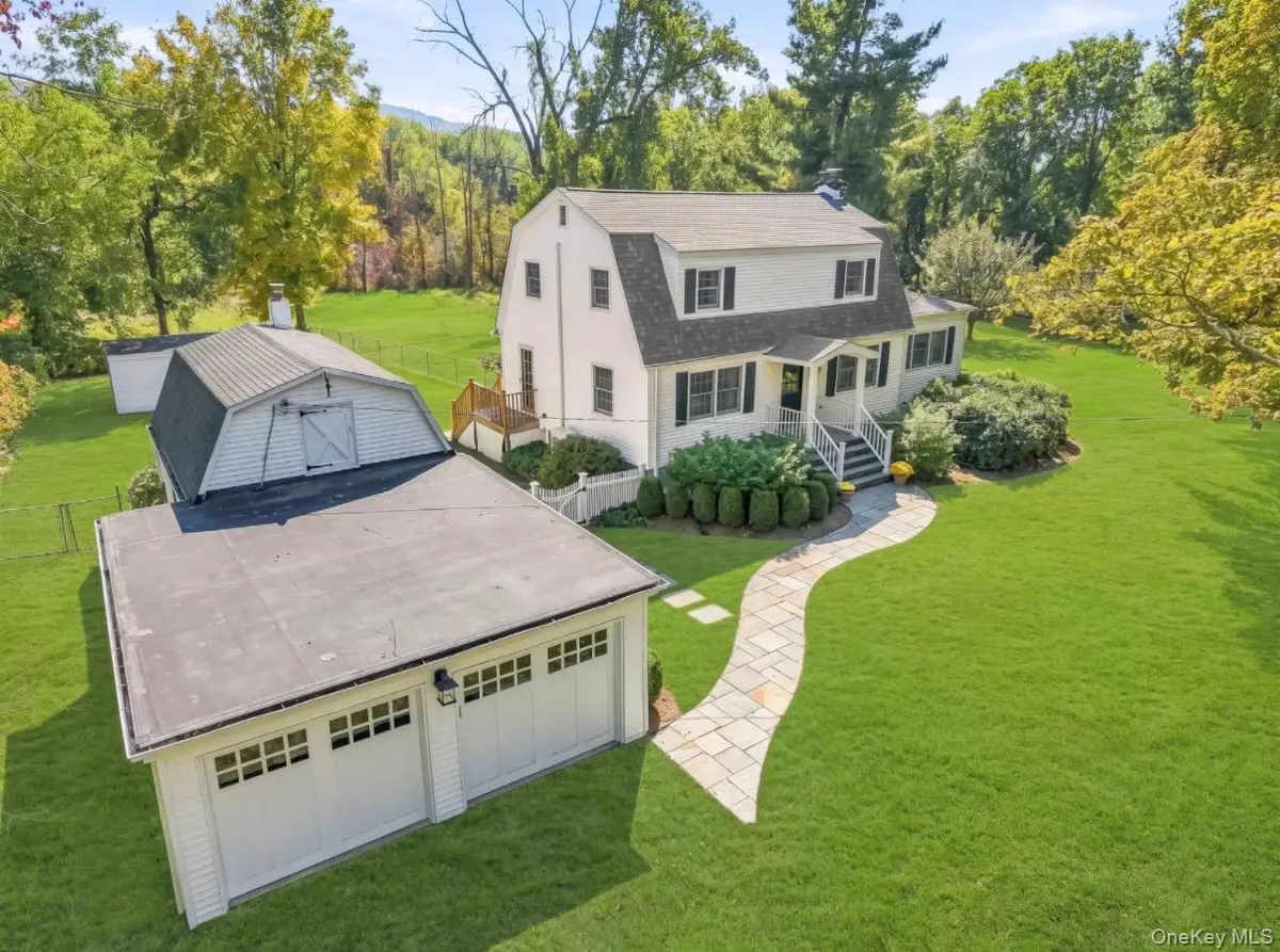 10 Barrett DR, Hopewell Junction, NY 12533