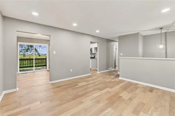 909 S Montclaire DR, Olathe, KS 66061