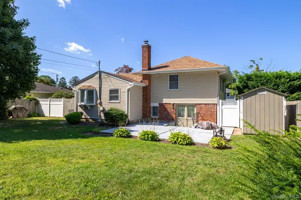 17 Keswick DR, East Islip, NY 11730