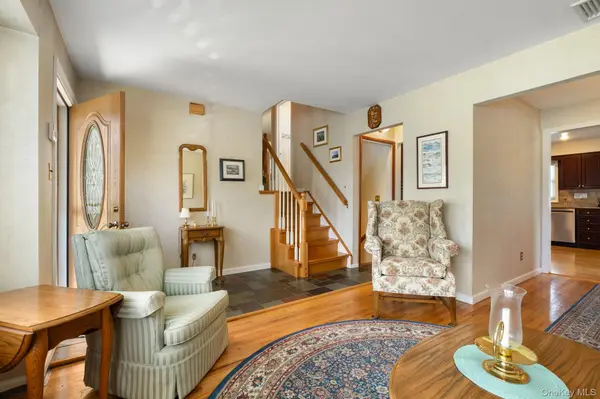 17 Keswick DR, East Islip, NY 11730