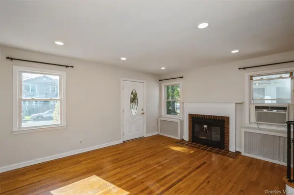 35 Annette AVE, Merrick, NY 11566