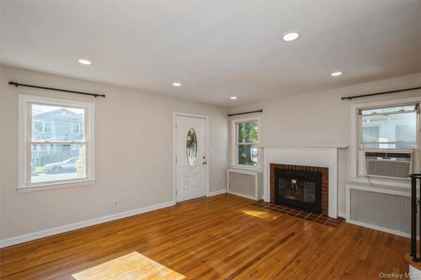 35 Annette AVE, Merrick, NY 11566