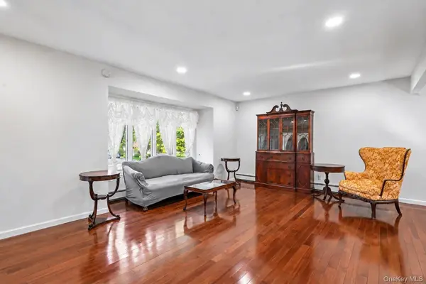 26 Falcon DR, Hauppauge, NY 11788