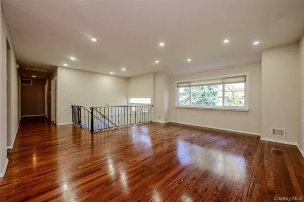 559 Leheigh LN, Woodmere, NY 11598