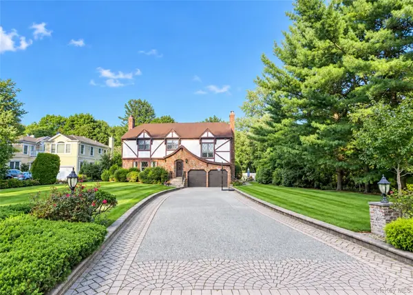 43 Pelican CT, Syosset, NY 11791