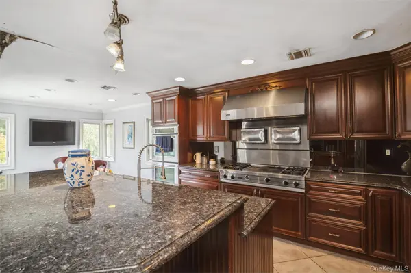 35 Peppermint RD, Commack, NY 11725