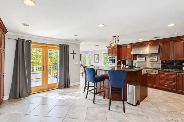 35 Peppermint RD, Commack, NY 11725
