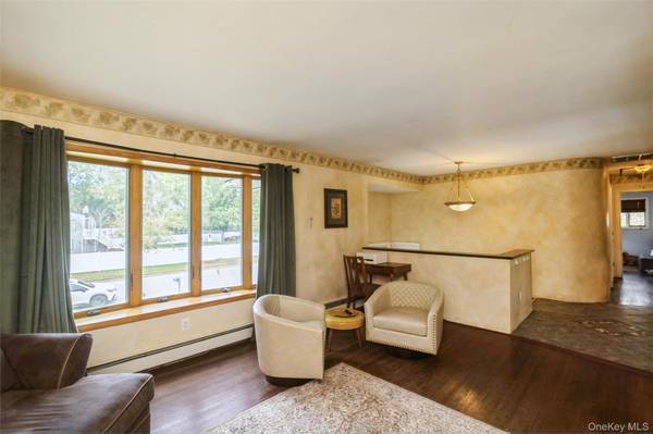 35 Peppermint RD, Commack, NY 11725