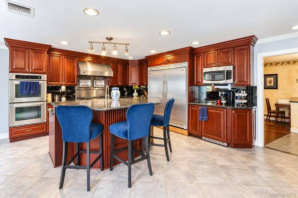 35 Peppermint RD, Commack, NY 11725