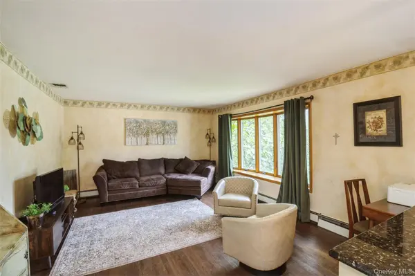 35 Peppermint RD, Commack, NY 11725