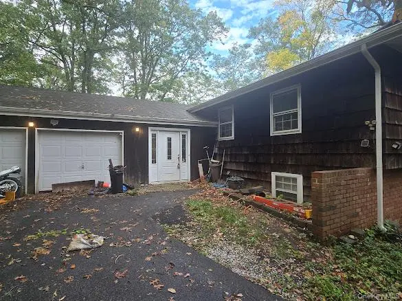 2 Gables BLVD, East Setauket, NY 11733