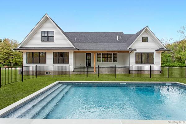 33 Lagoon CT, South Jamesport, NY 11901