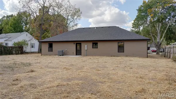 153 Crescent DR, Lebanon, MO 65536
