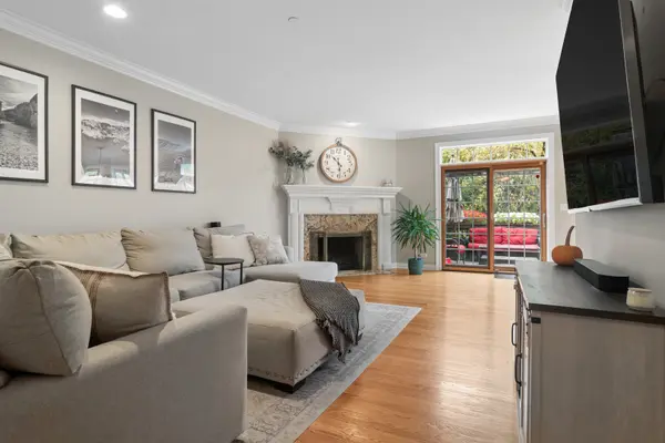 90 Waters Edge CT, Glen Ellyn, IL 60137