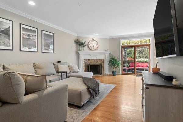 90 Waters Edge CT, Glen Ellyn, IL 60137