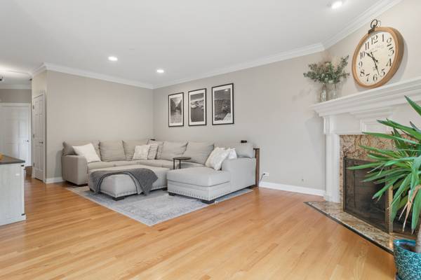 90 Waters Edge CT, Glen Ellyn, IL 60137
