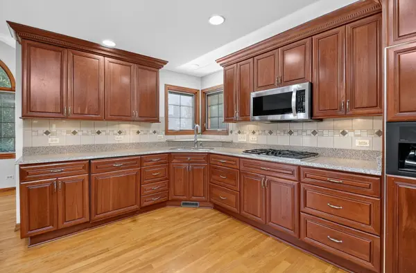 8604 Creekside LN, Darien, IL 60561