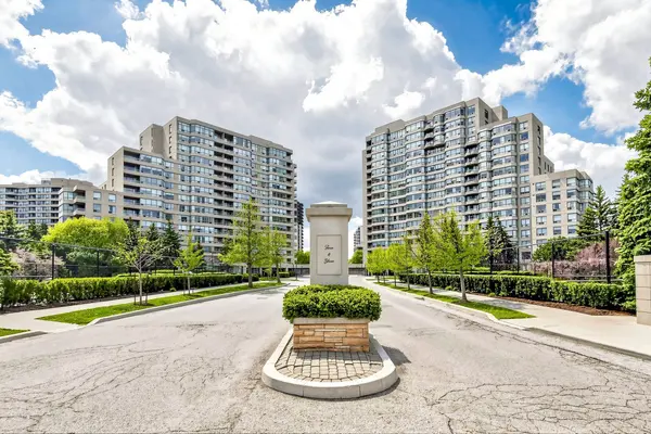 11 Townsgate DR #110, Vaughan, ON L4J 8G4