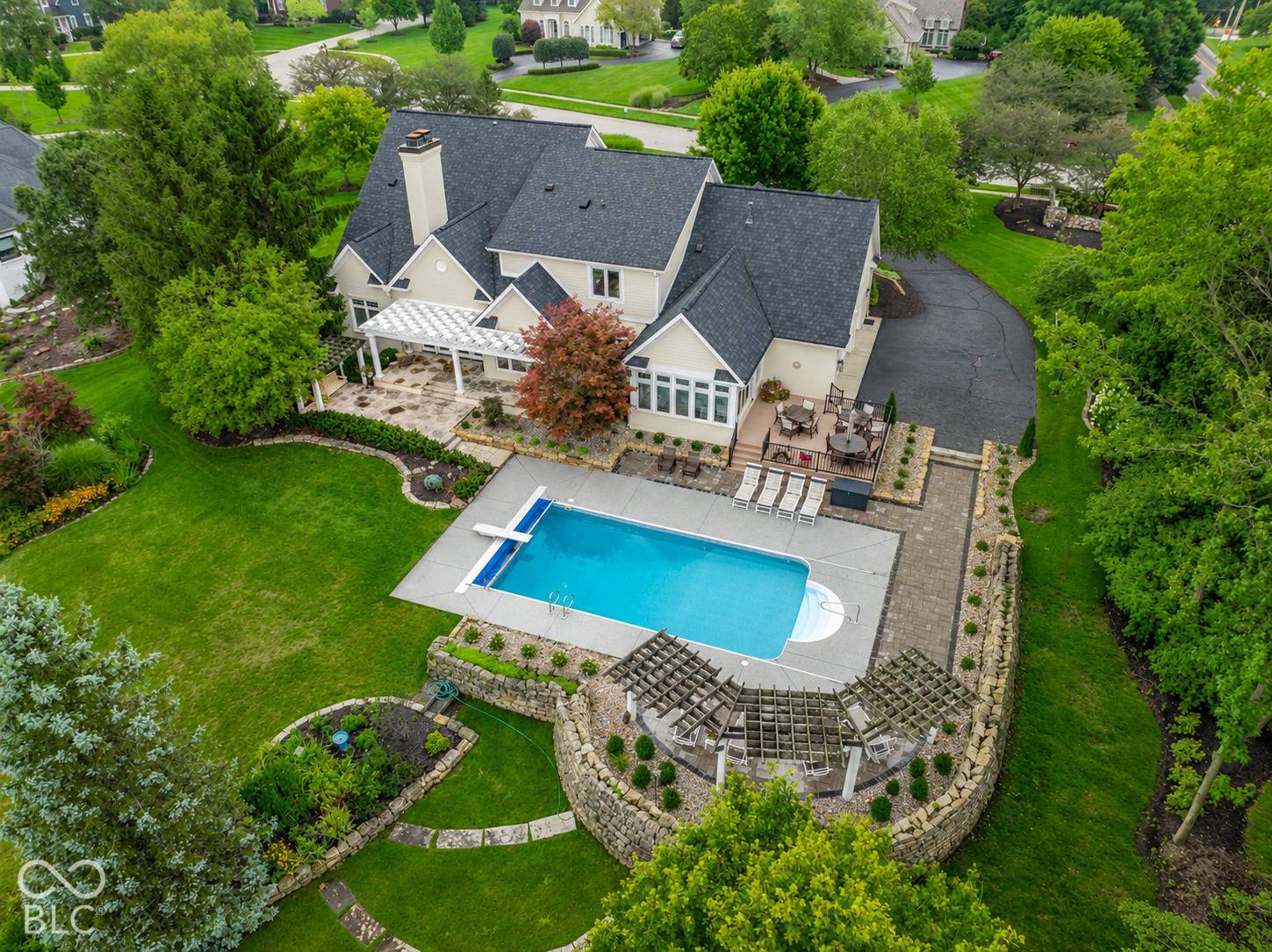 2 Stone Wall LN, Zionsville, IN 46077