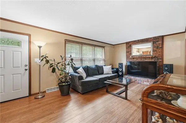 8024 NW Cadwallader RD, Kansas City, MO 64152