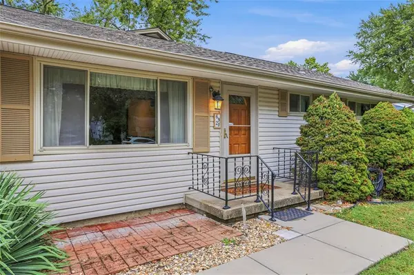 6920 W 72nd TER, Overland Park, KS 66204