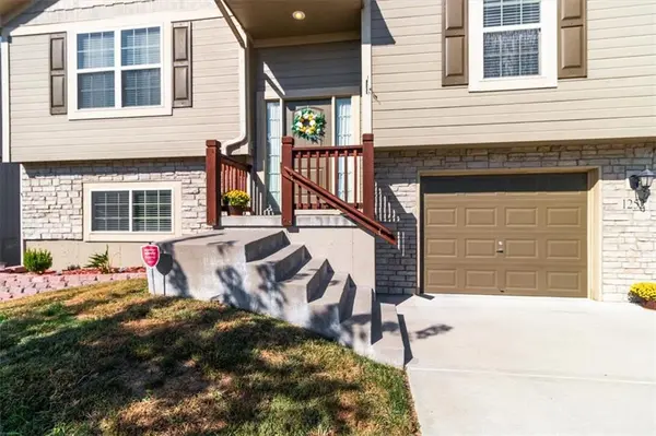 1252 NW High View DR, Grain Valley, MO 64029