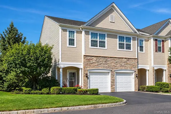 30 Torrey Pine LN, Bay Shore, NY 11706