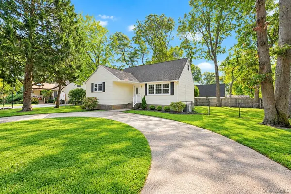 124 Officials AVE, Holbrook, NY 11741